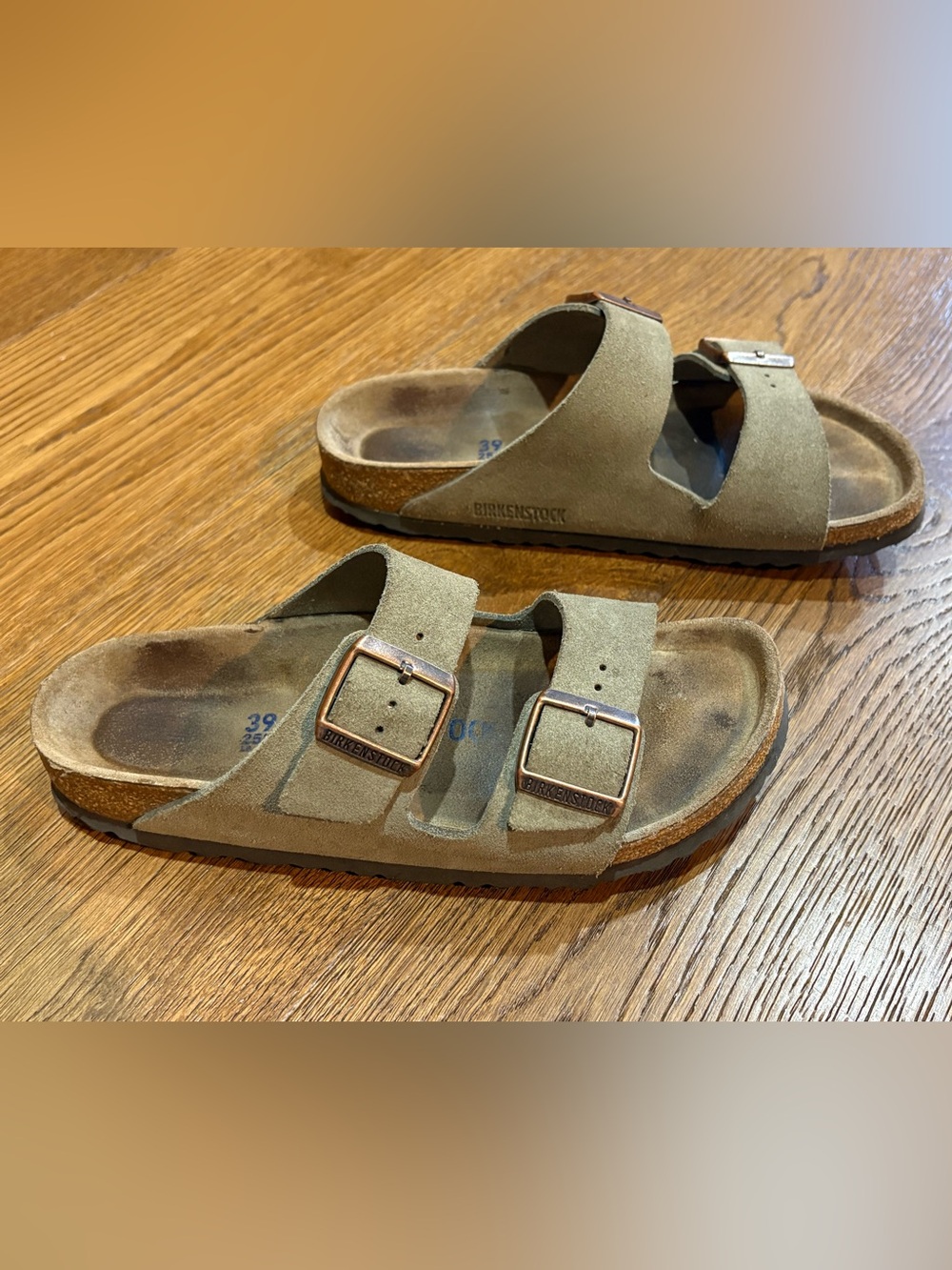 Birkenstock Arizona Suede Soft Footbed Sandals in Taupe. Size 39 - Picture 5 of 8